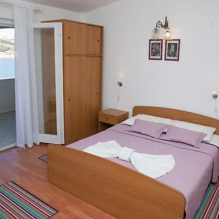 First Row To The Sea Azra Apartment *
