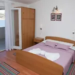 First Row To The Sea Azra Apartment *