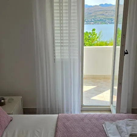 Azra - Seafront Pag 公寓 *