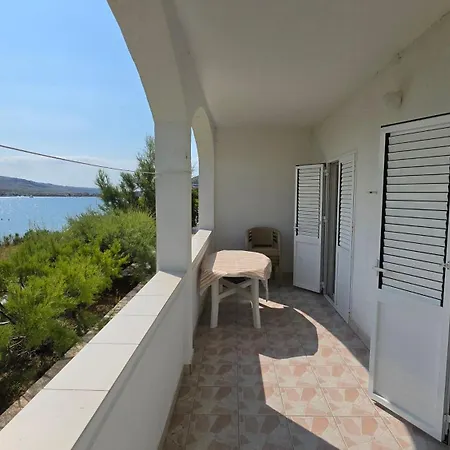 Azra - Seafront Pag 公寓 *
