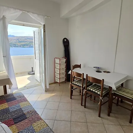 Azra - Seafront Pag 公寓 *