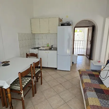 Azra - Seafront Pag Apartment