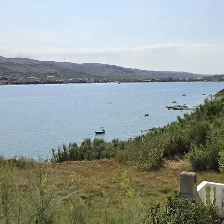 Azra - Seafront Pag 公寓