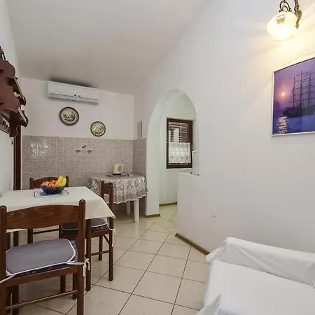 First Row To The Sea Azra Apartman